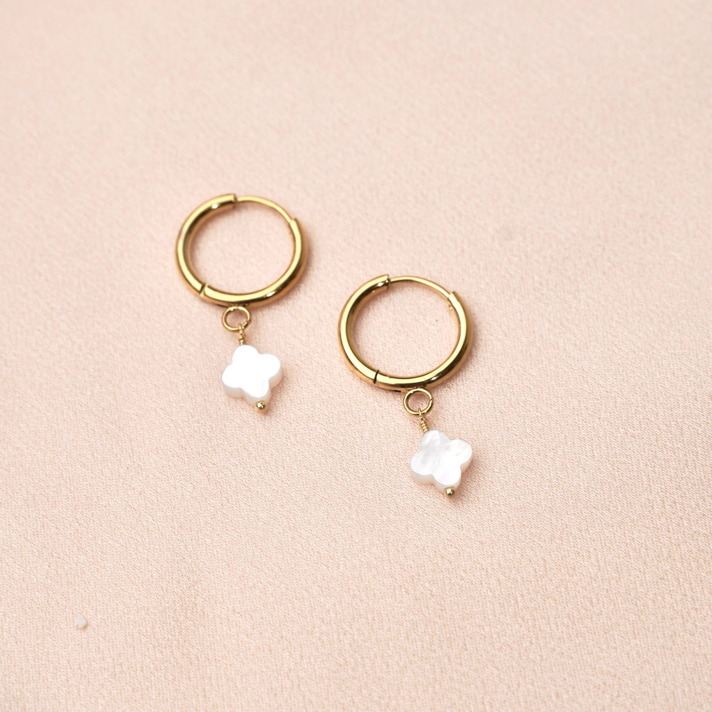 Petites créoles acier inoxydable pendentif trèfle blanc