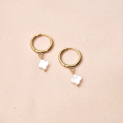 Petites créoles acier inoxydable pendentif trèfle blanc