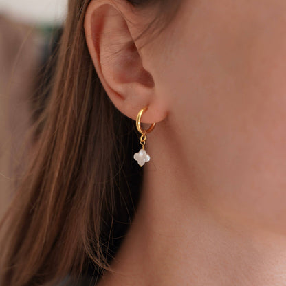 Petites créoles acier inoxydable pendentif trèfle blanc